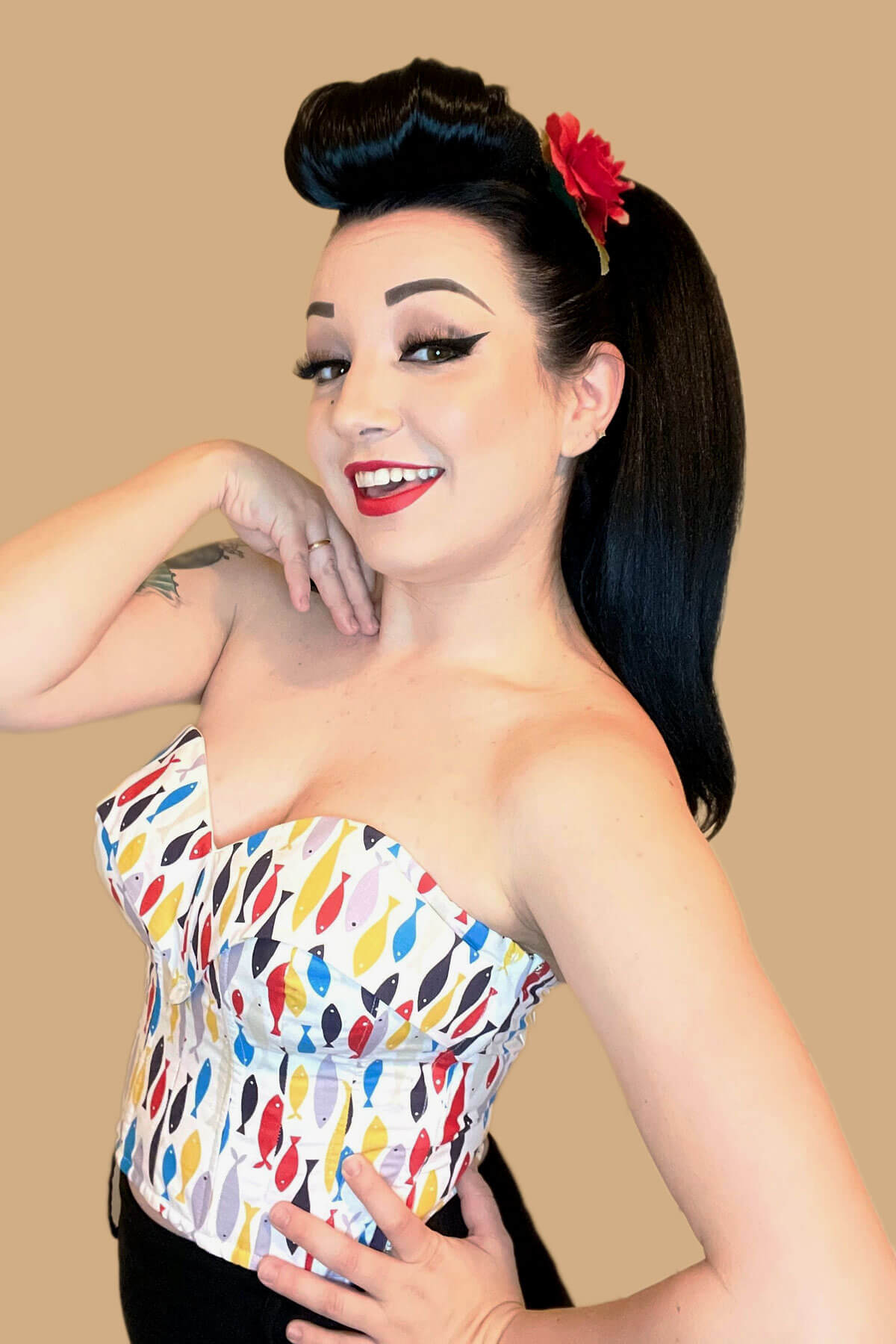 Woman wearing a colorful strapless top with a beige background. Bumper bangs pack - vintage 40s 50s fringe roll: Lena jet black 1