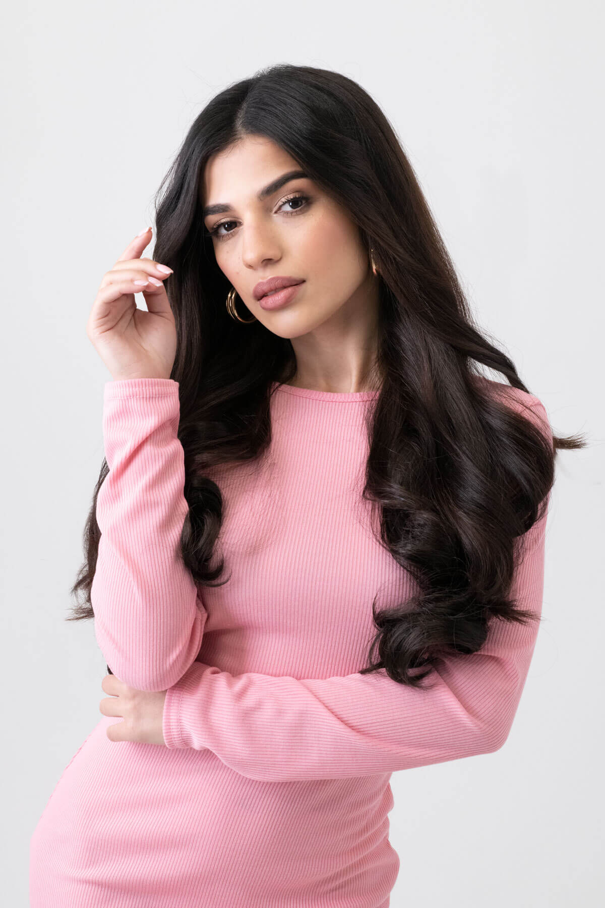 Woman wearing a pink dress against a white background. synthetic hair extension, 1 piece, wavy, 20", 200g dark brown 4