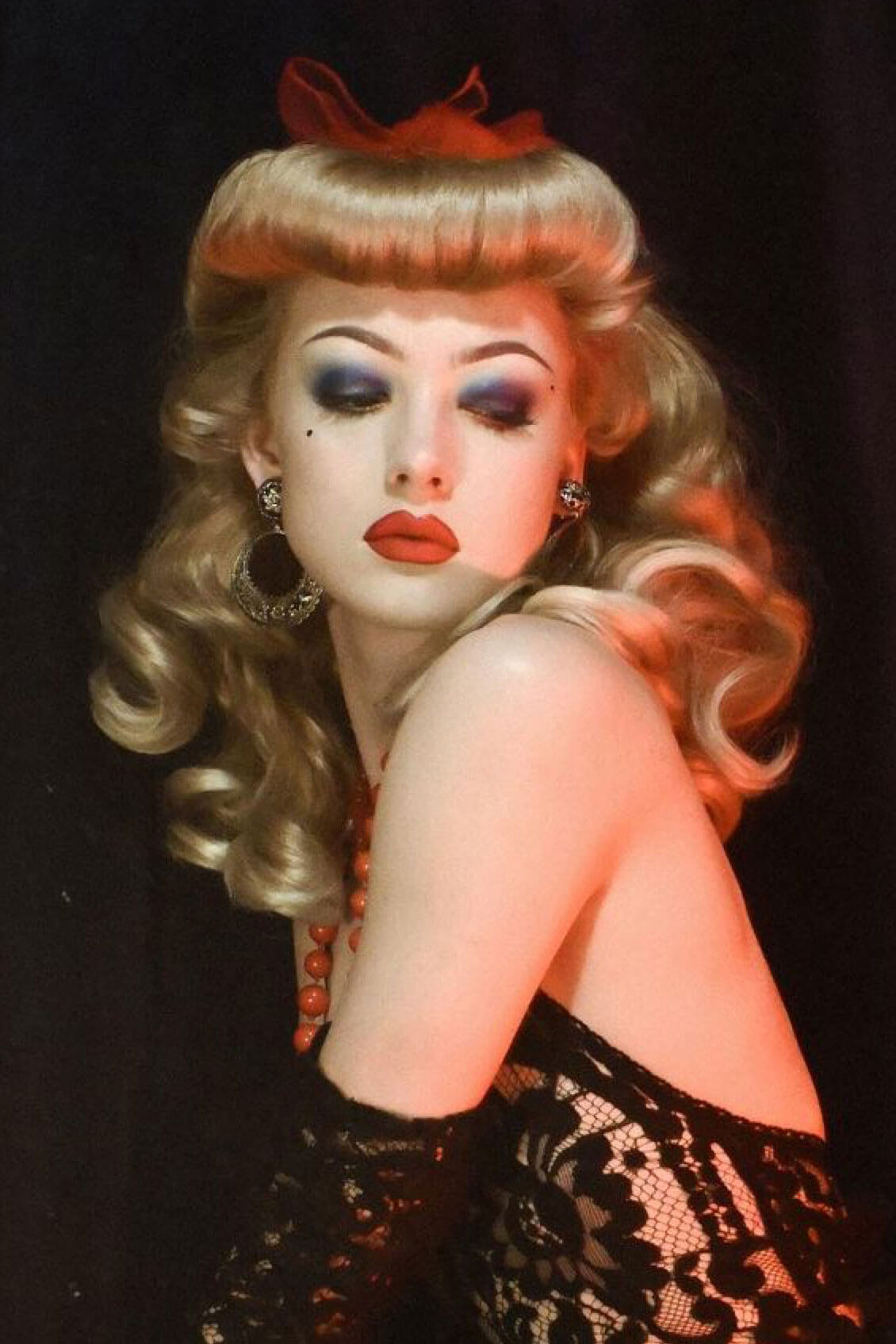 Vintage-style portrait of a woman with blonde hair and makeup, wearing a black lace top against a dark background. Bumper bangs pack - vintage 40s 50s fringe roll: Lena blonde 24H613