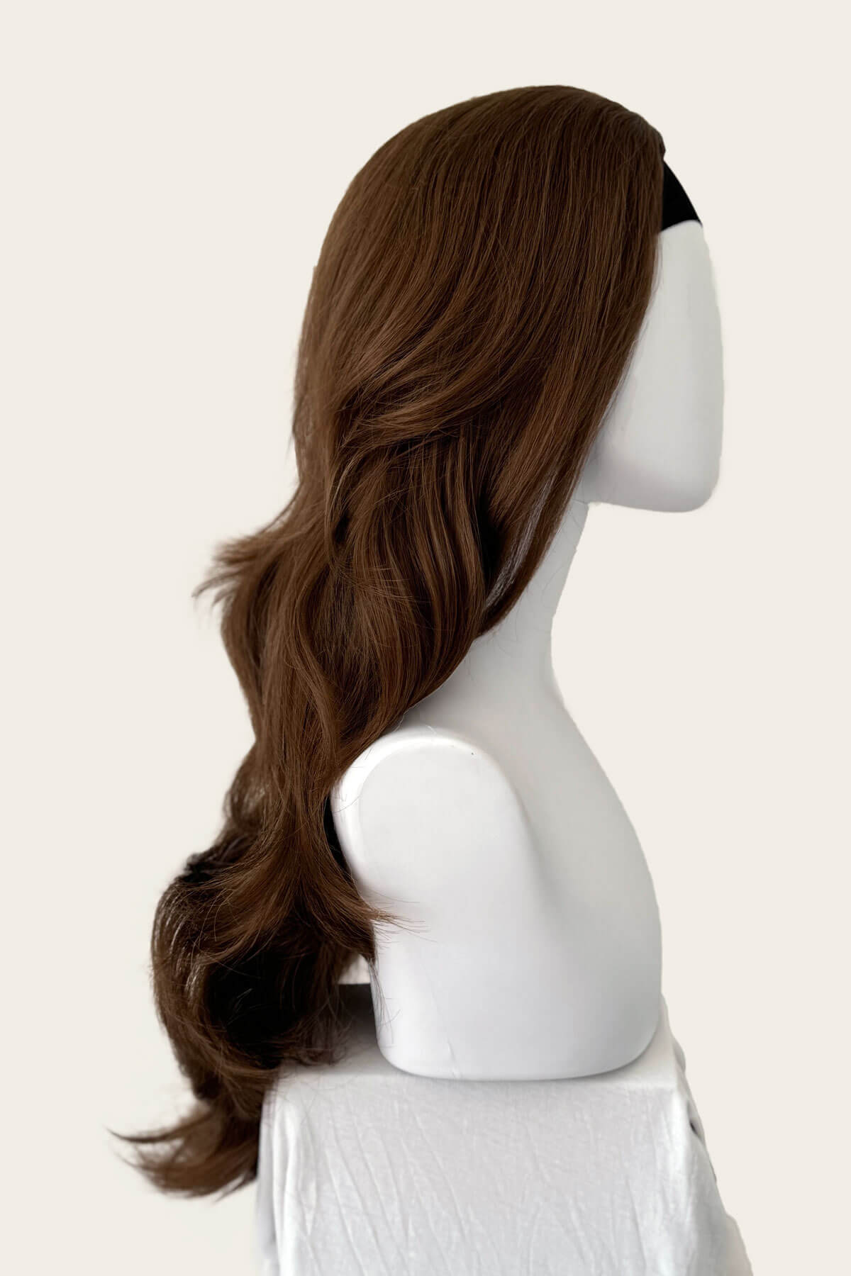 Brown wig on a mannequin head against a white background. Brown half wig hairpiece (3/4 wig), layered, wavy: Simone light brown 12