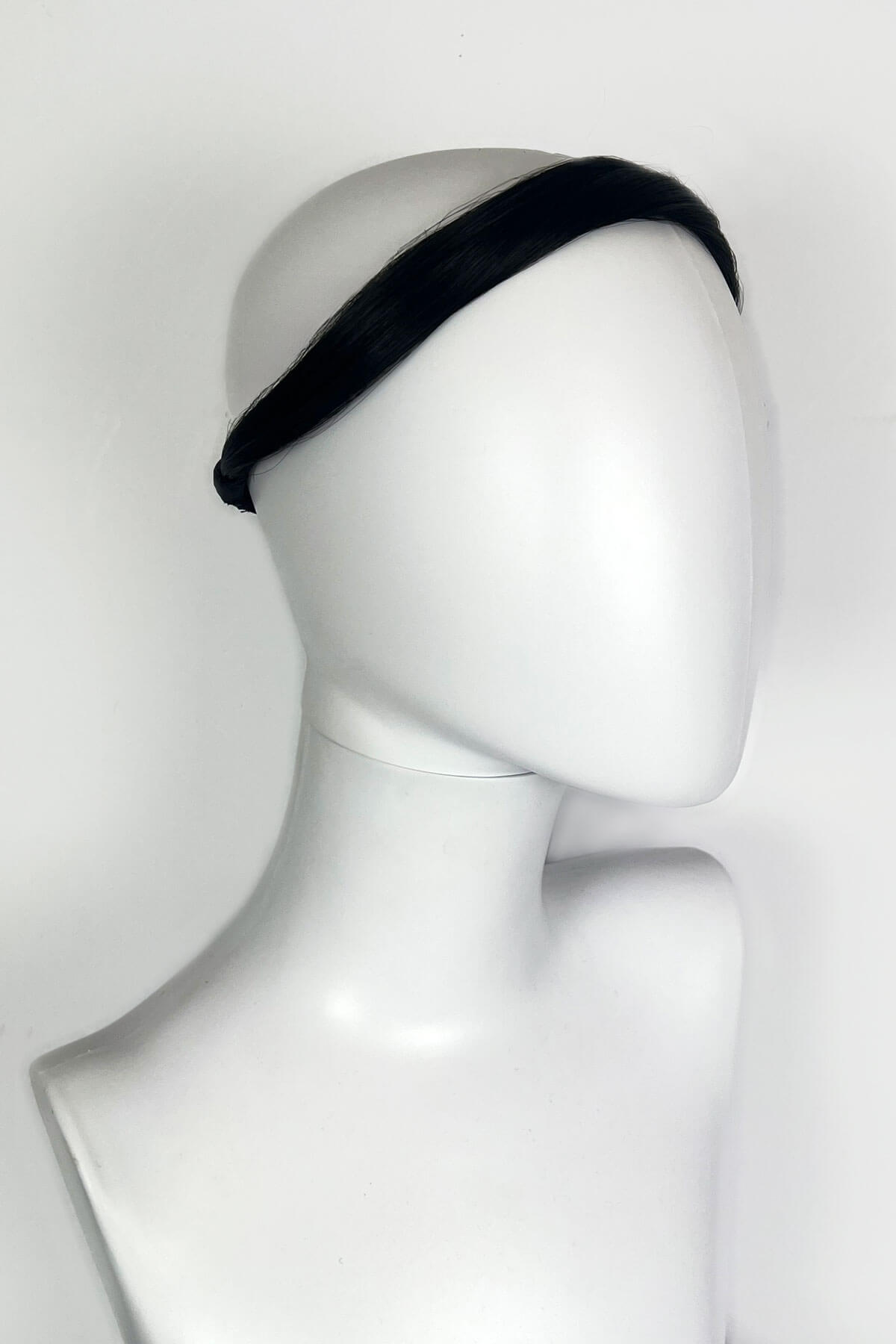 Black headband on a mannequin head against a white background. Loose hair hairband: Mabel black 1B