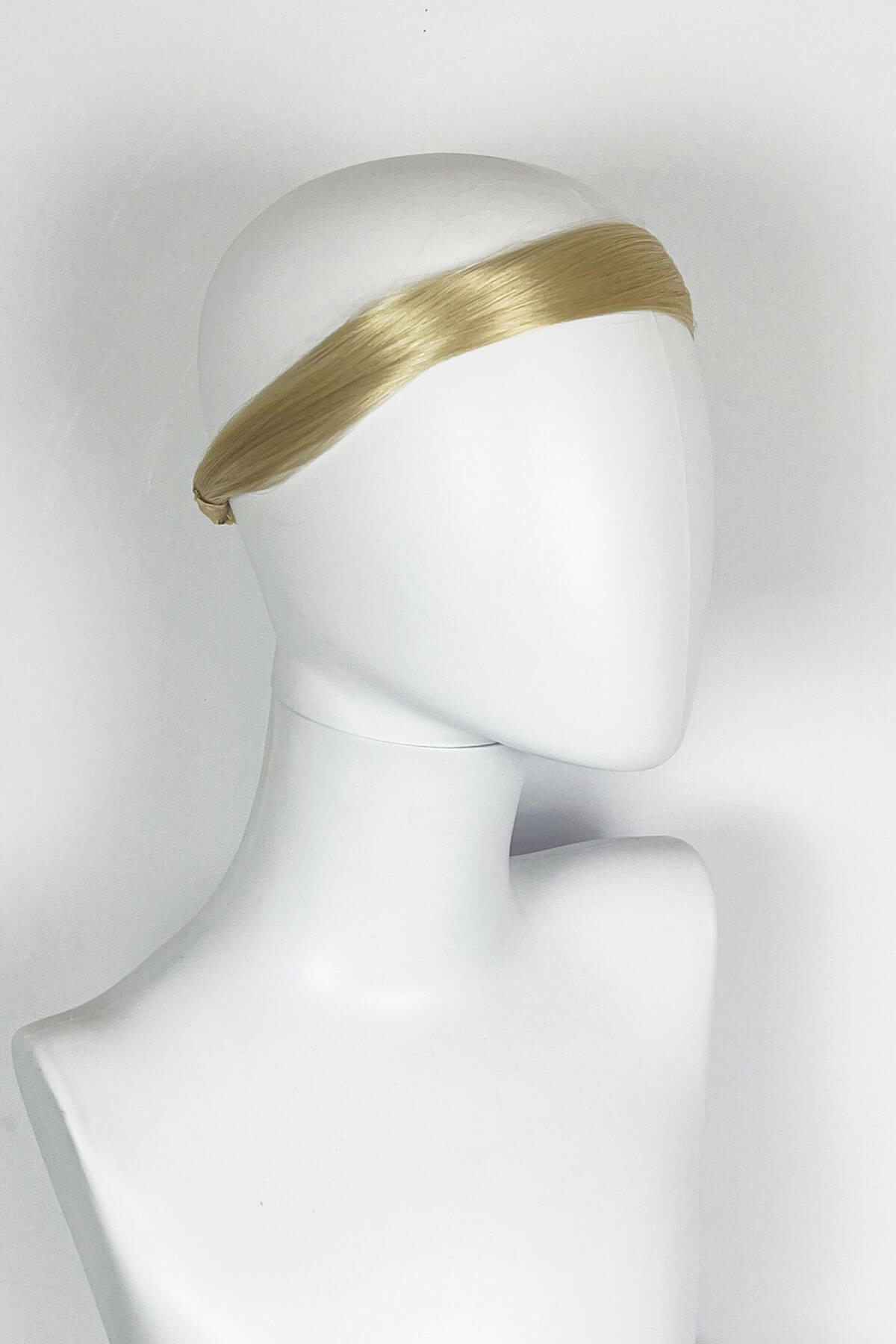 Mannequin head with a blonde hair band on a white background. Loose hair hairband: Mabel creamy blonde 613