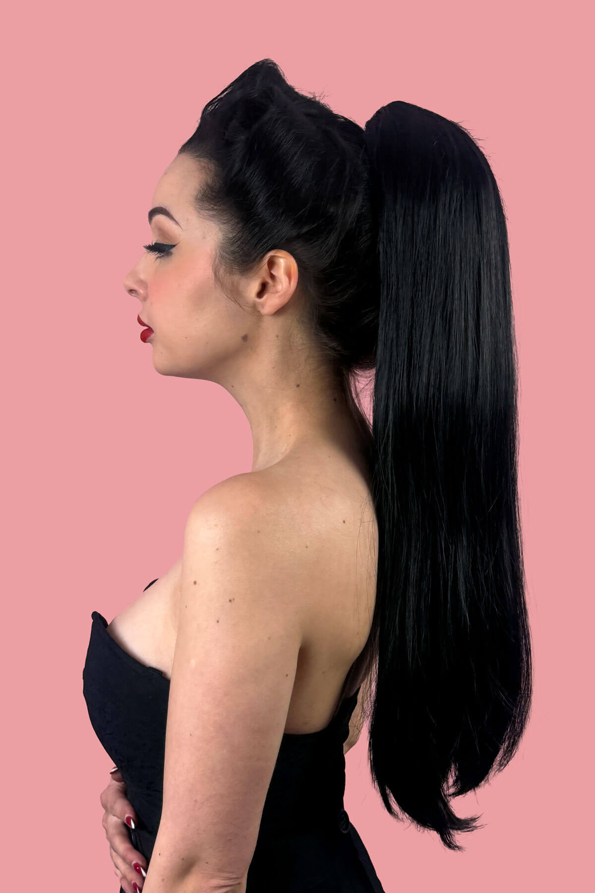 Woman with long black hair in a straight ponytail. Straight ponytail hairpiece, long extension: Tara black 1B