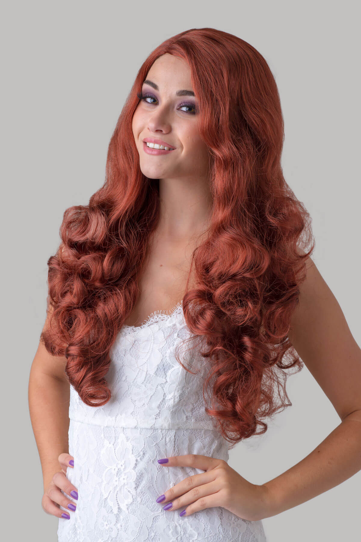 Woman with long red wig wearing a white dress against a gray background. Long copper red wig, with long curls: Porzia