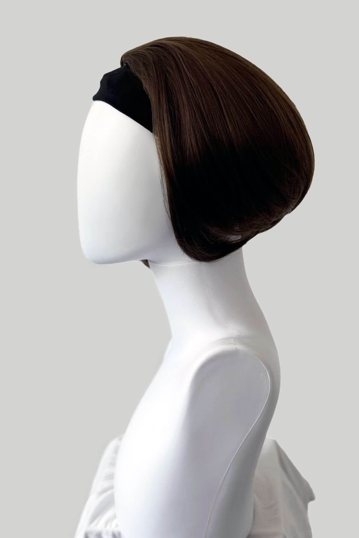Mannequin head with a brown wig on a plain background. Bob half wig hairpiece, Flexihair: Amelie chestnut brown 8