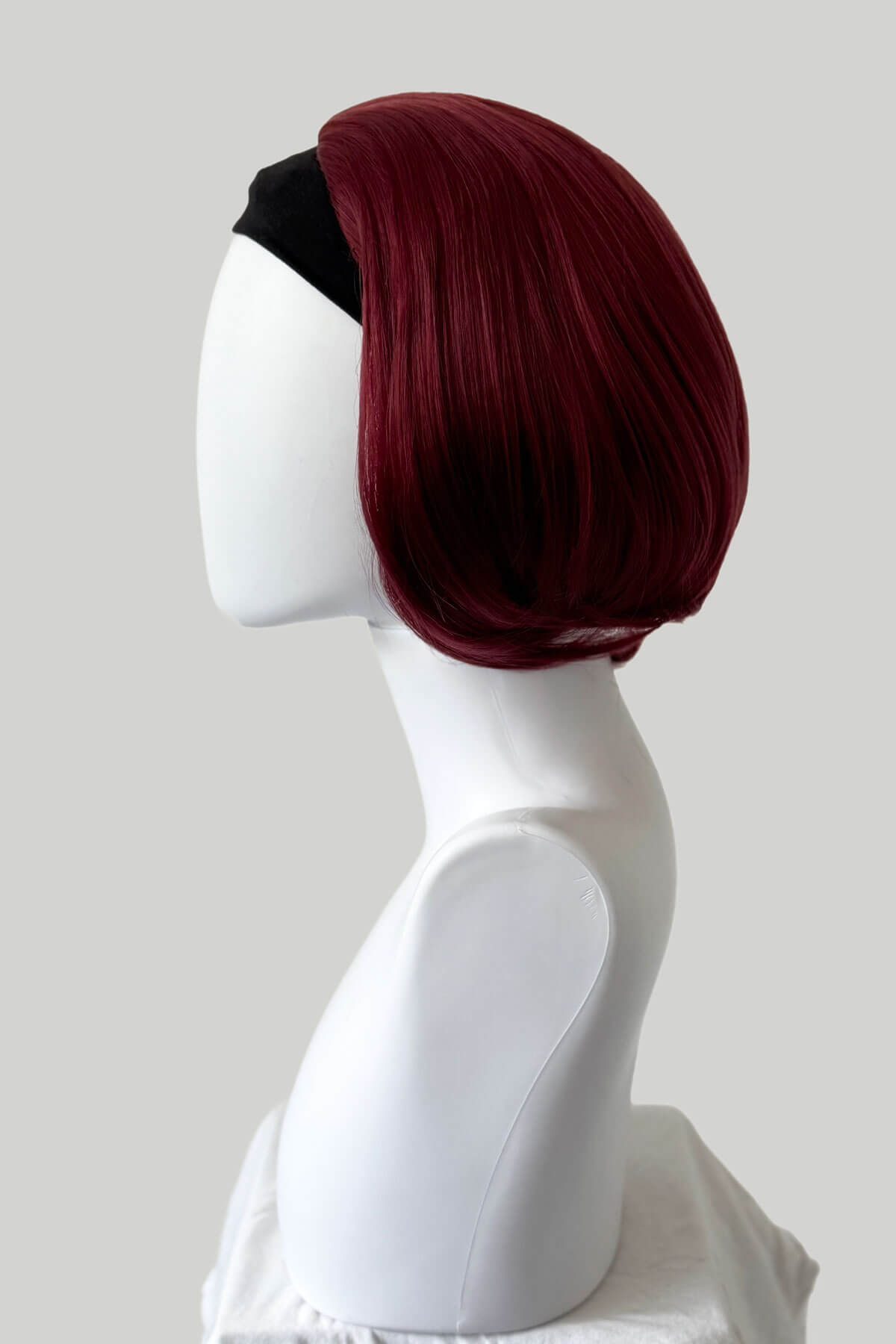 Red wig on a white mannequin head against a gray background. Bob half wig hairpiece, Flexihair: Amelie wine red 39