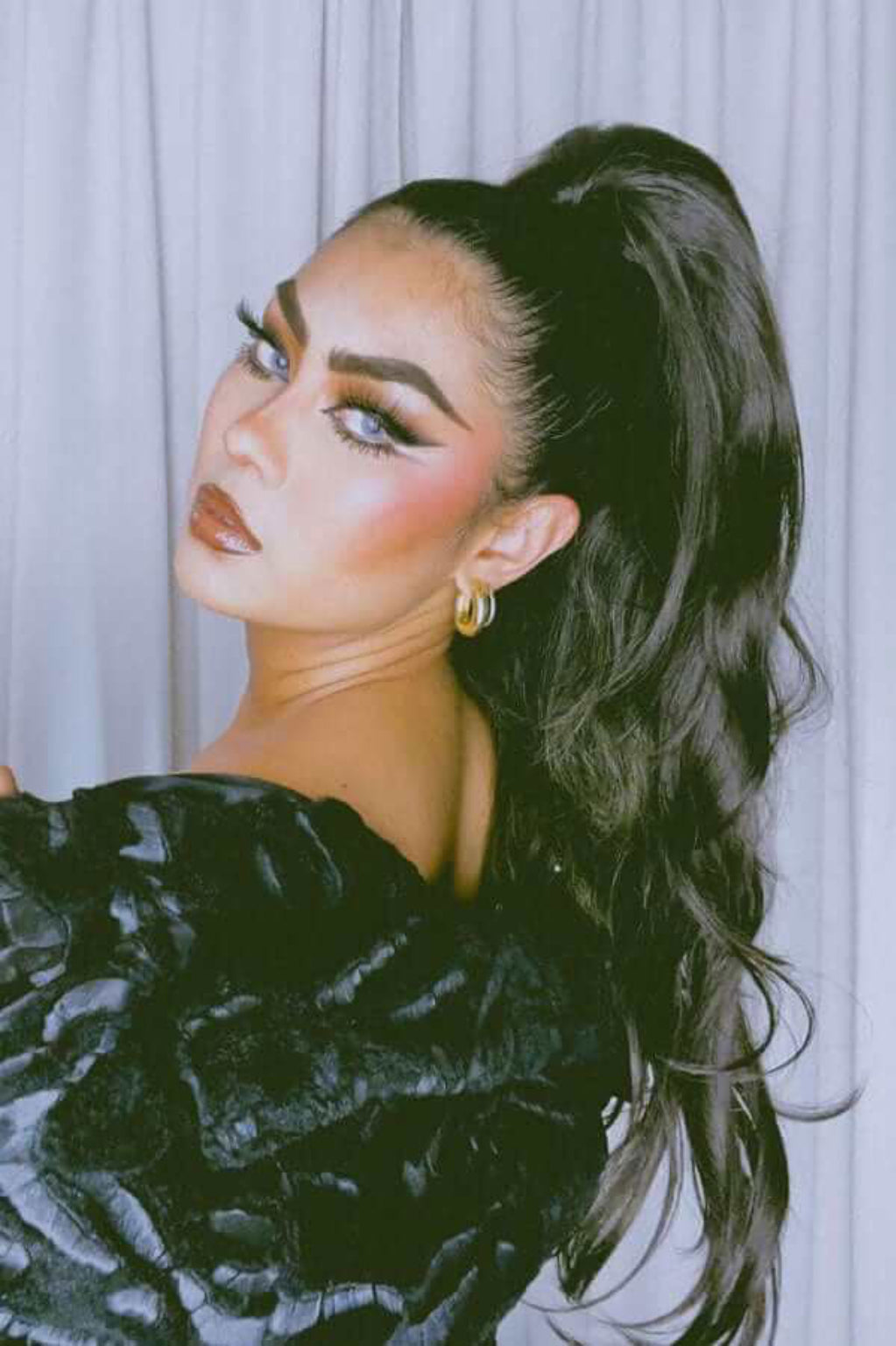 Clip-in ponytail hairpiece extension: Olivia black 1B