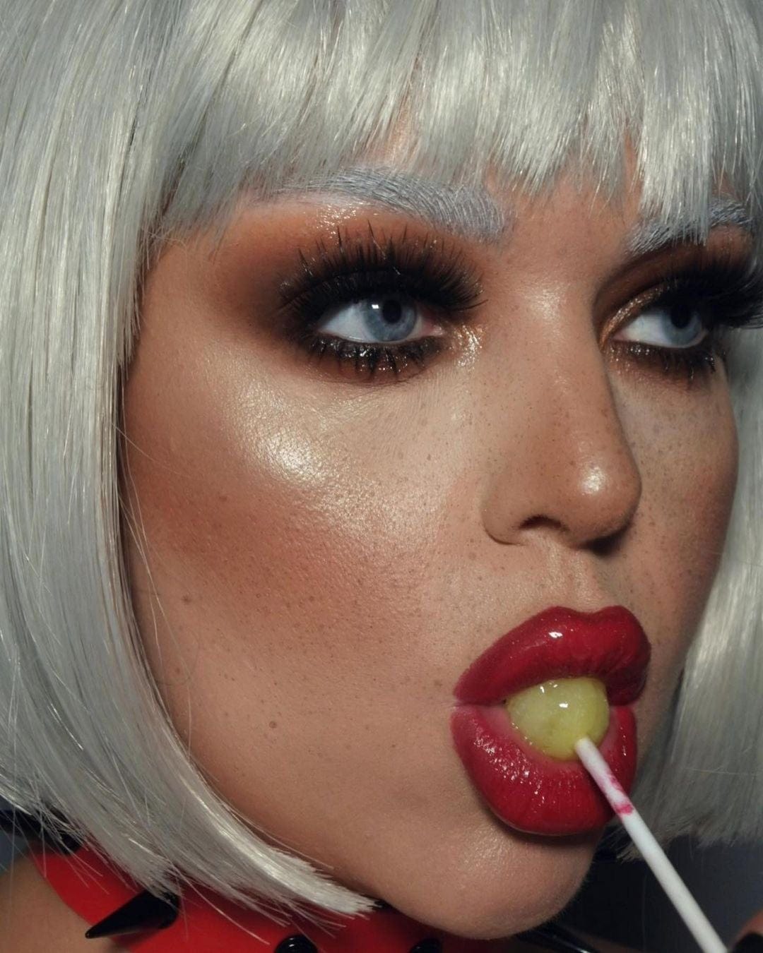 Satin-grey/silver bob wig, short and chic: Celeste