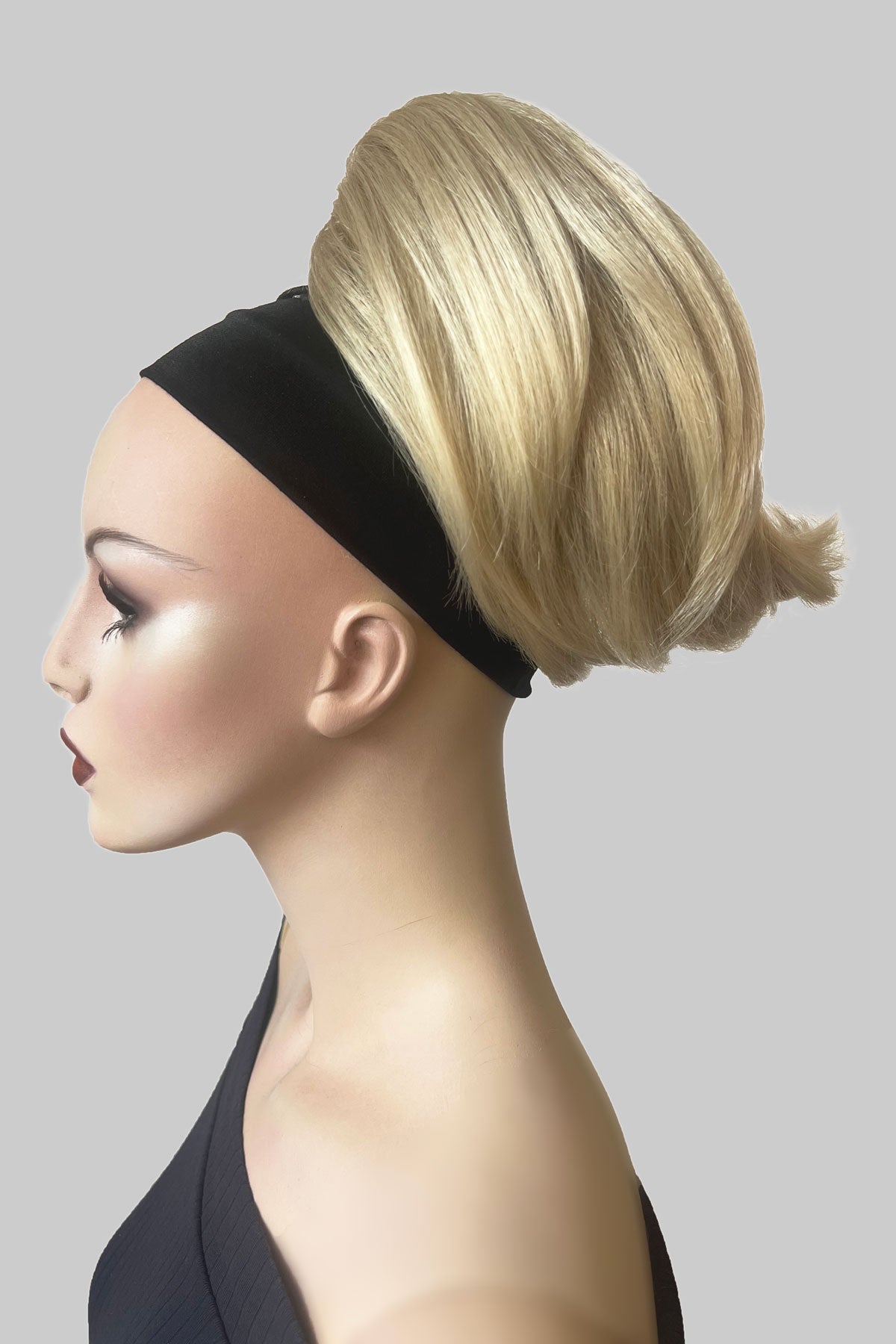 Mannequin with short beehive ponytail hairpiece: Sherri blonde 613T24