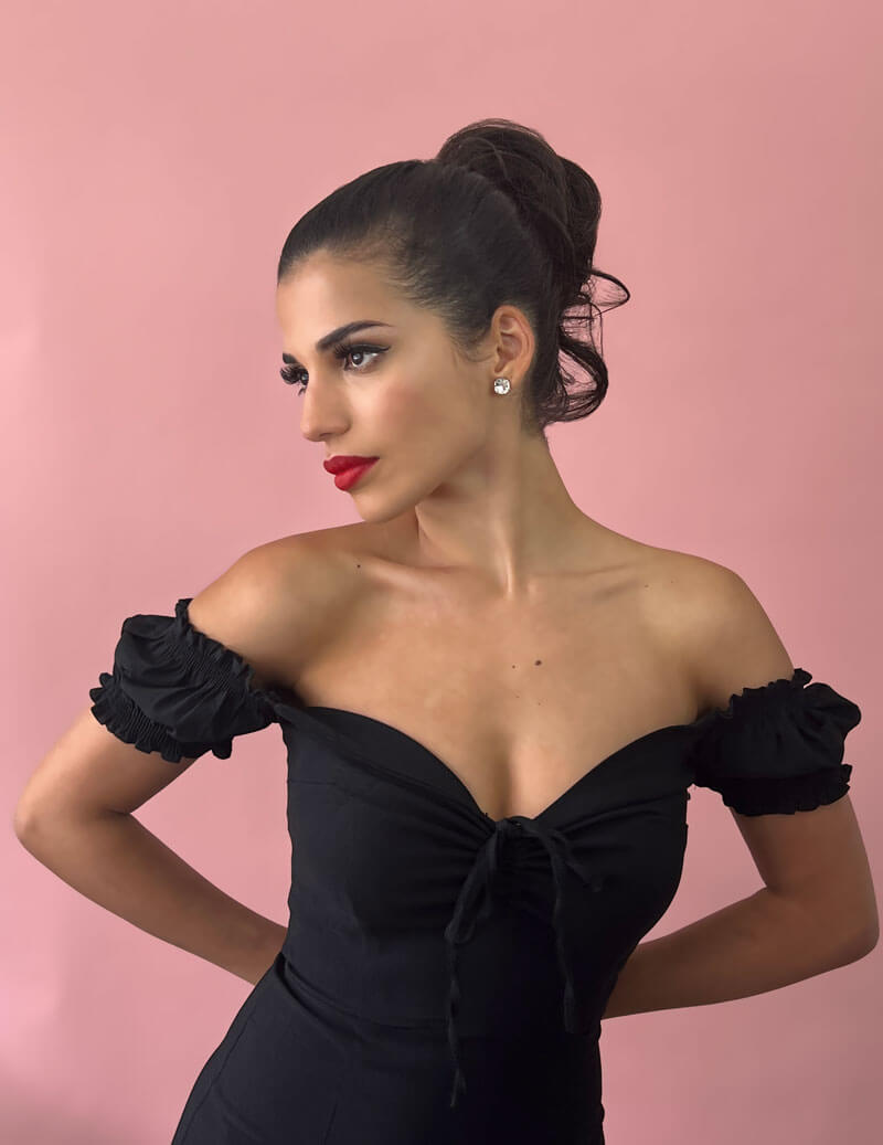 Short ponytail extension hairpiece, short with whisps: Leah black 1B