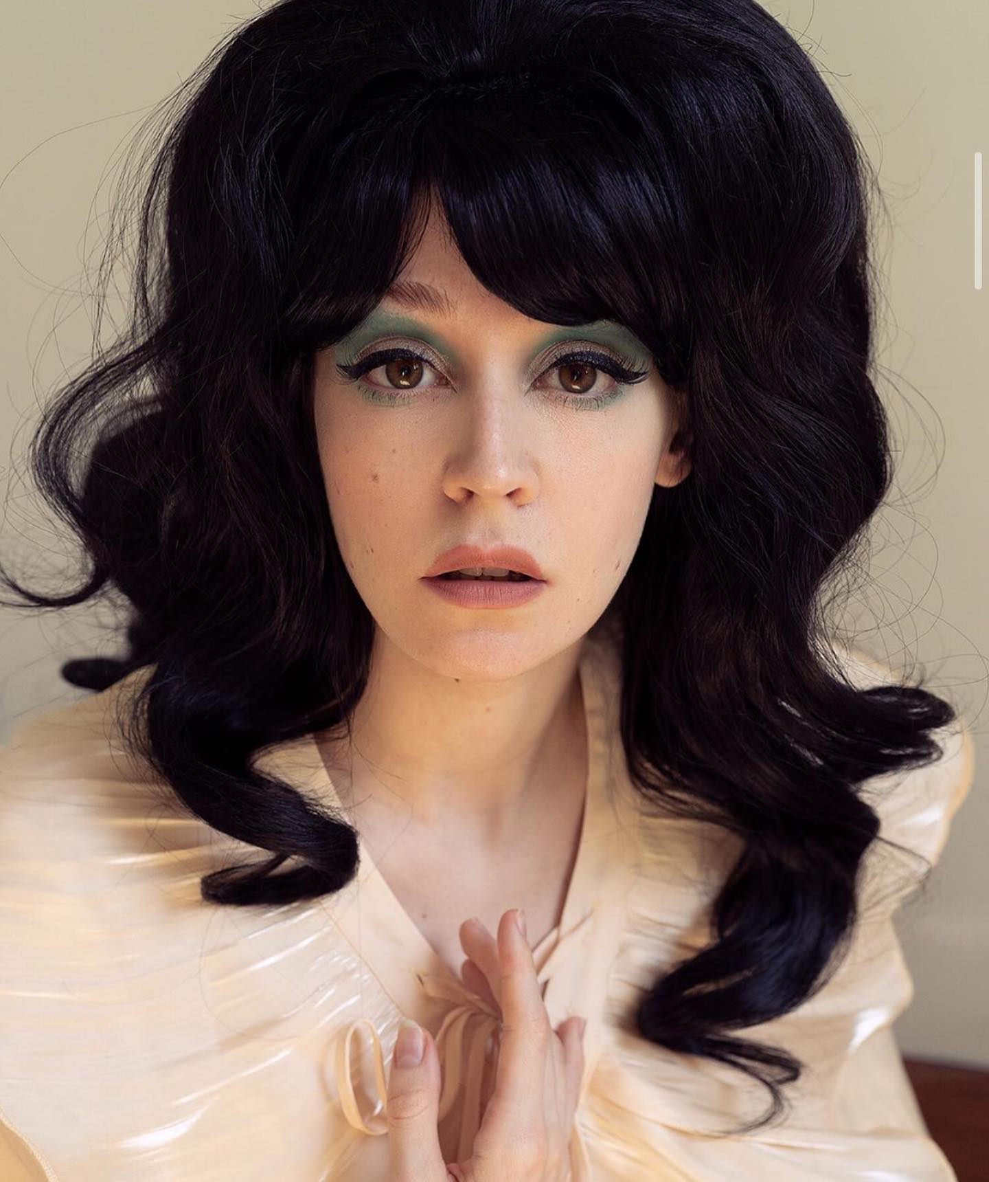 Long black high crown wig, curly: Brigitte AnnabellesWigs