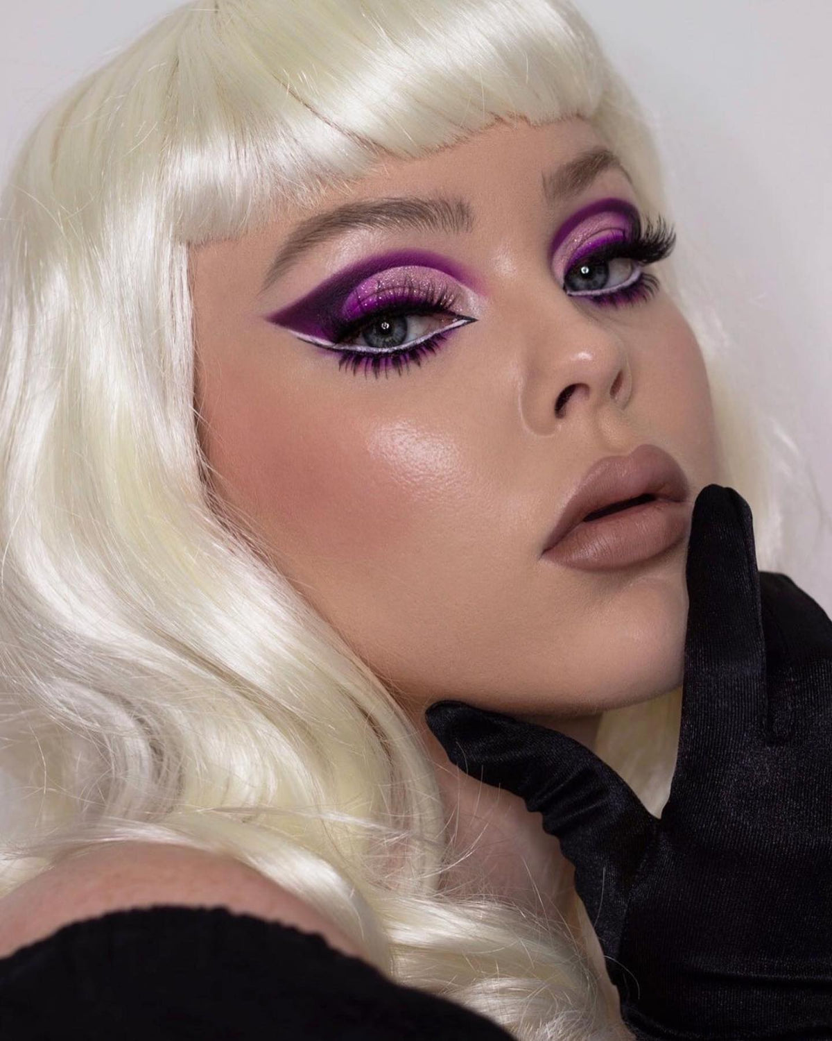 Platinum blonde pinup style wig with short fringe: Eira AnnabellesWigs