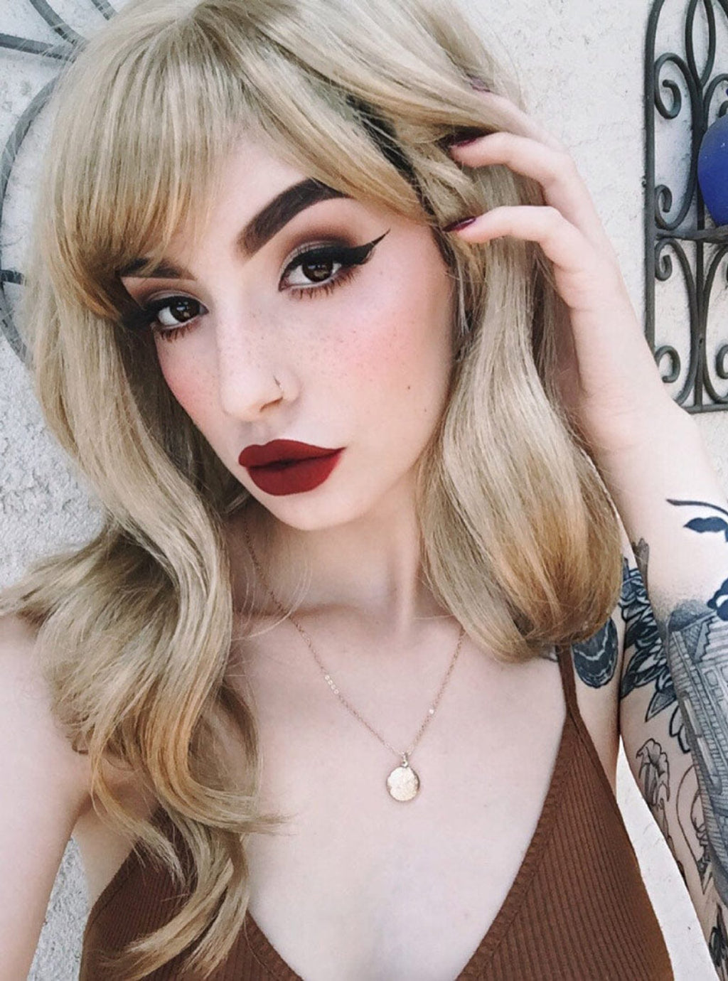 Long ash blonde wig with gentle waves: Harriet